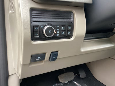 2027 Ford Super Duty F-350 SRW F-350® Platinum®