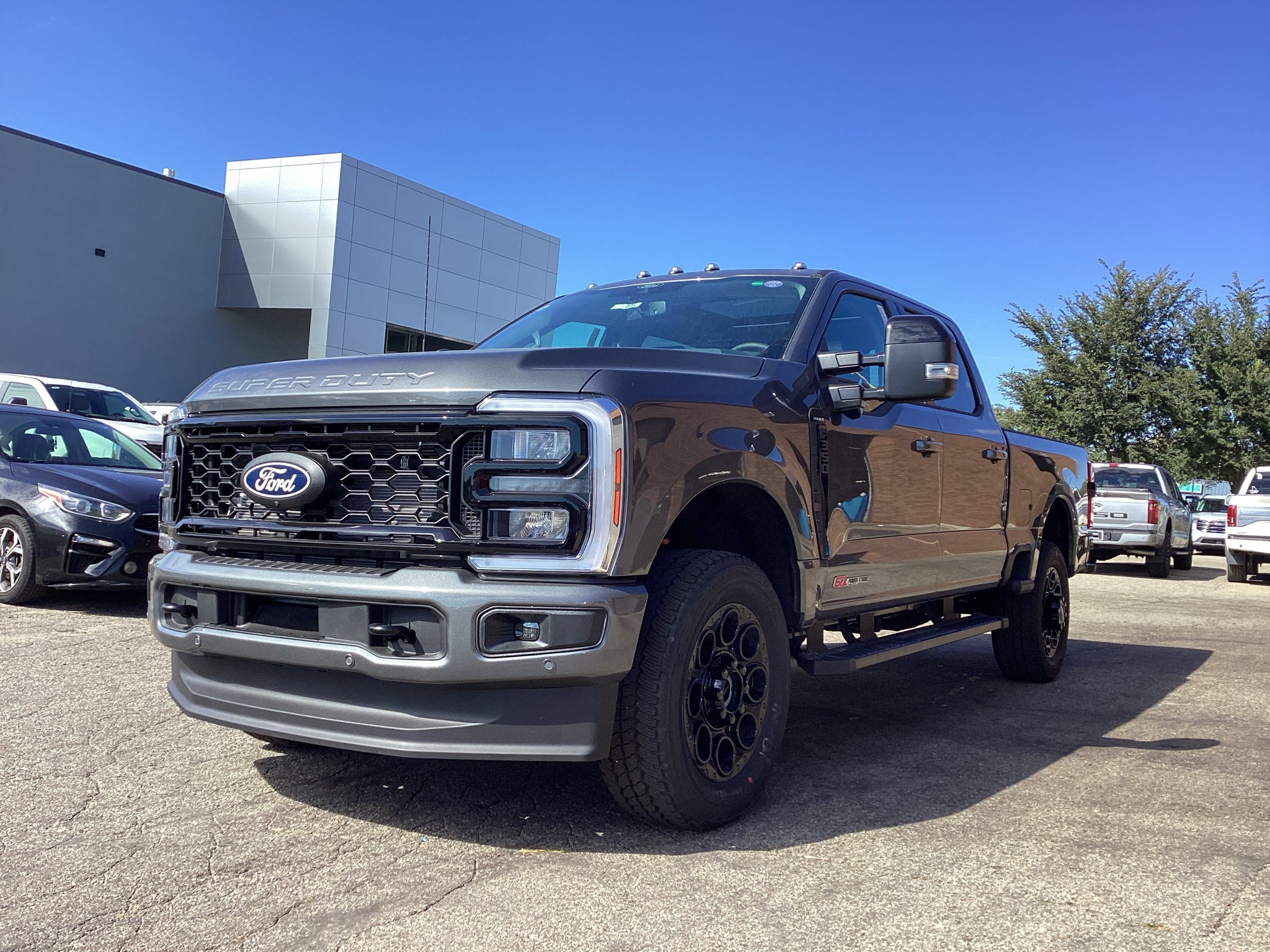 2027 Ford Super Duty F-350 SRW F-350® Lariat®