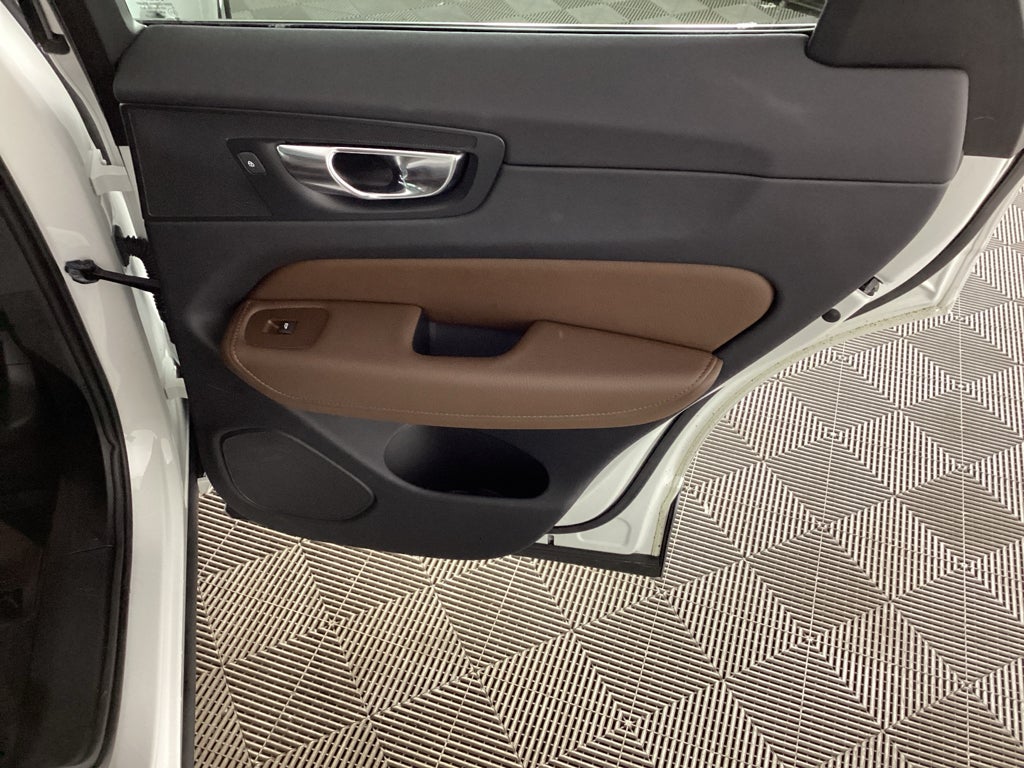 2022 Volvo XC60 B5 B5 Momentum