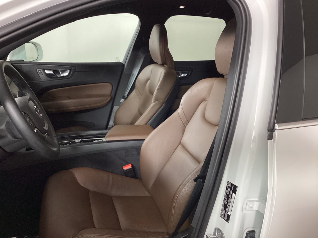 2022 Volvo XC60 B5 B5 Momentum