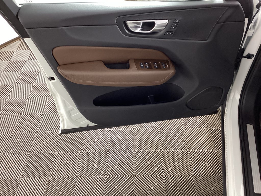 2022 Volvo XC60 B5 B5 Momentum