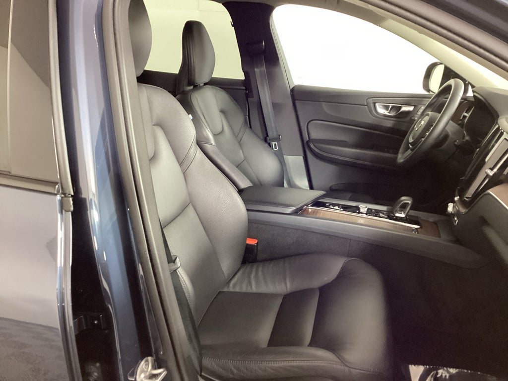 2024 Volvo XC60 B5 B5 Plus Dark Theme