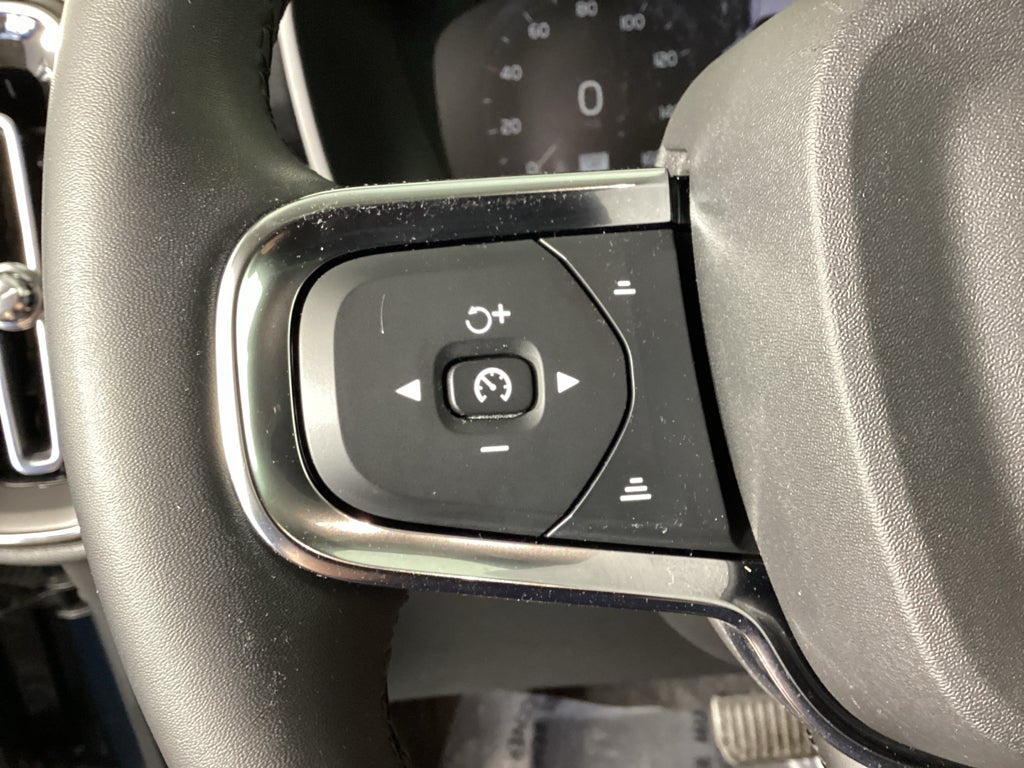 2022 Volvo XC40 Momentum